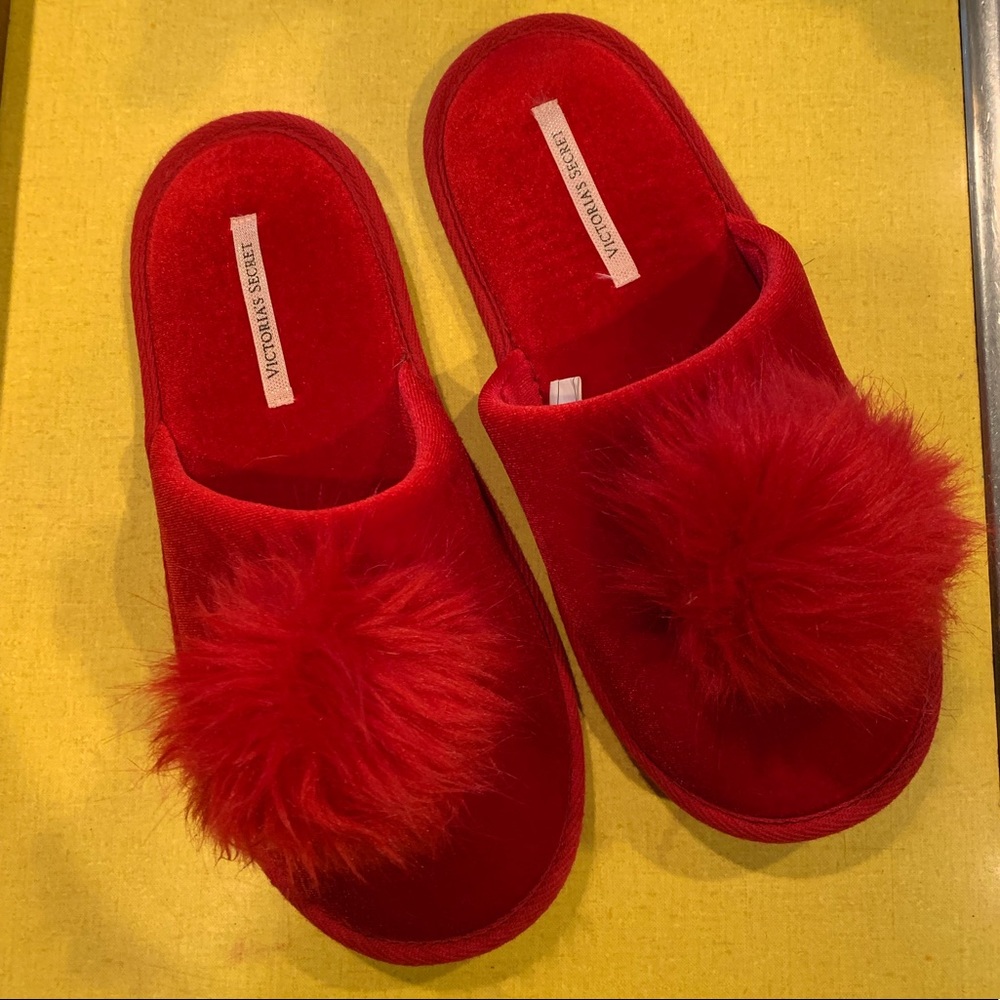 NEW Victoria Secret Red Pom Pom 2018 Slippers